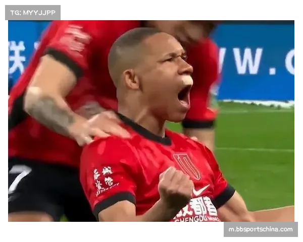 成都蓉城揭幕战轰5球领跑 韦林顿带伤双响展现火力厚度